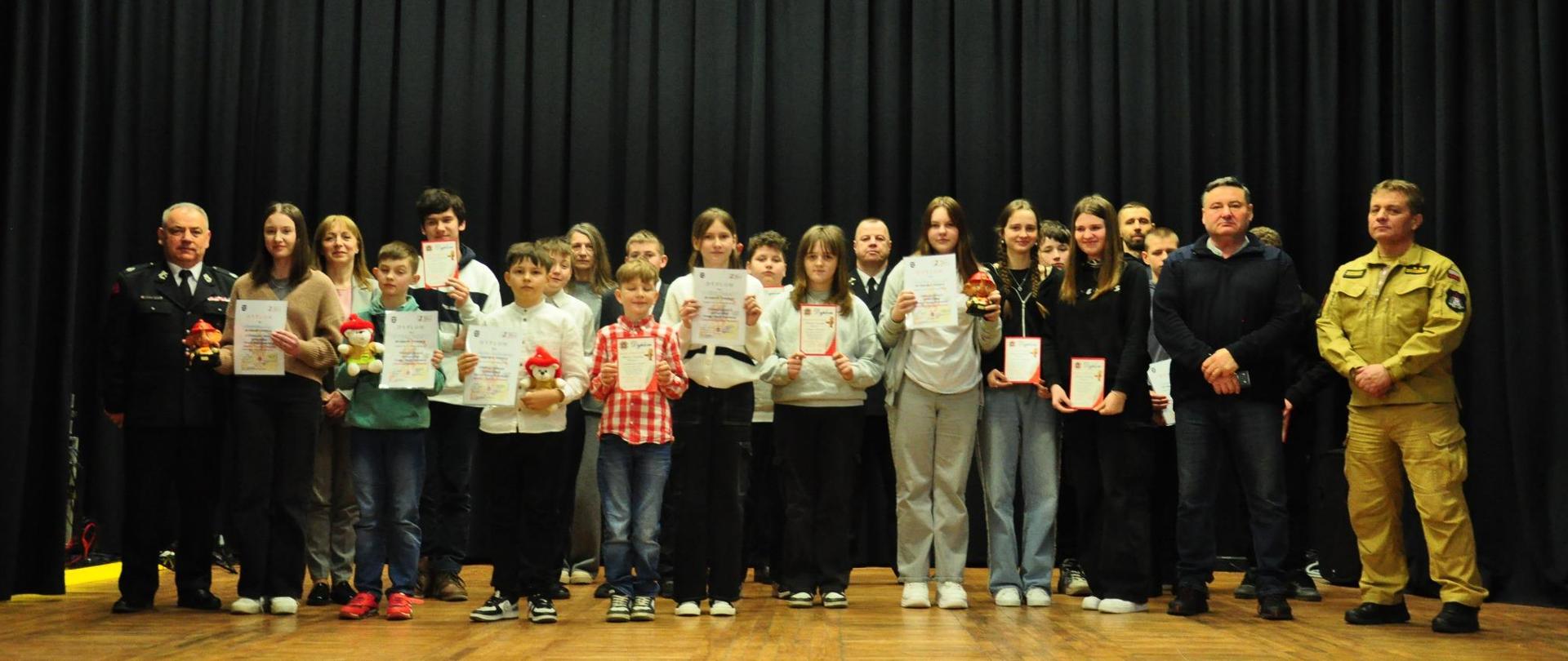 uczestnicy konkursu wraz z komisją egazminacyjną