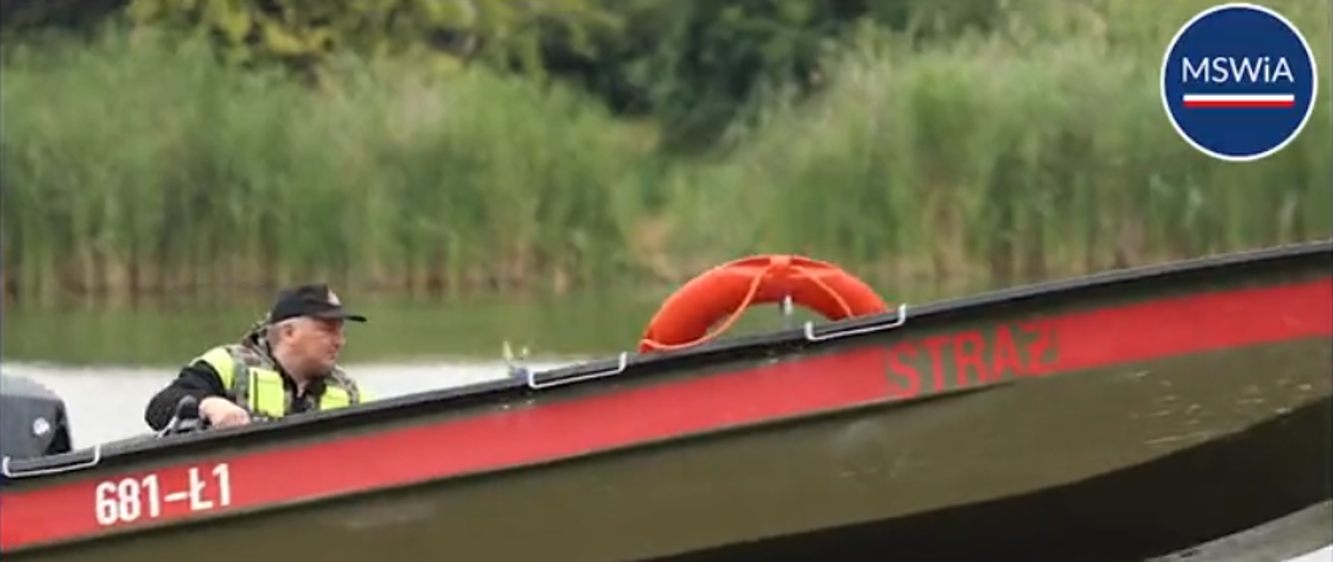 Strażacy odbywający ćwiczenia z zakresu ratownictwa wodnego, doskonaląc swoje umiejętności dbania o bezpieczeństwo osób wypoczywających nad akwenami.