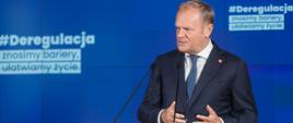 Konferencja #deregulacja. Znosimy bariery, ułatwiamy życie. Na scenie przemawia Premier D. Tusk
