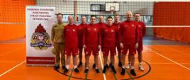 Finał XXII Mistrzostw Województwa Mazowieckiego Strażaków w Piłce Siatkowej - wspólne zdjęcie na sali gimnastycznej