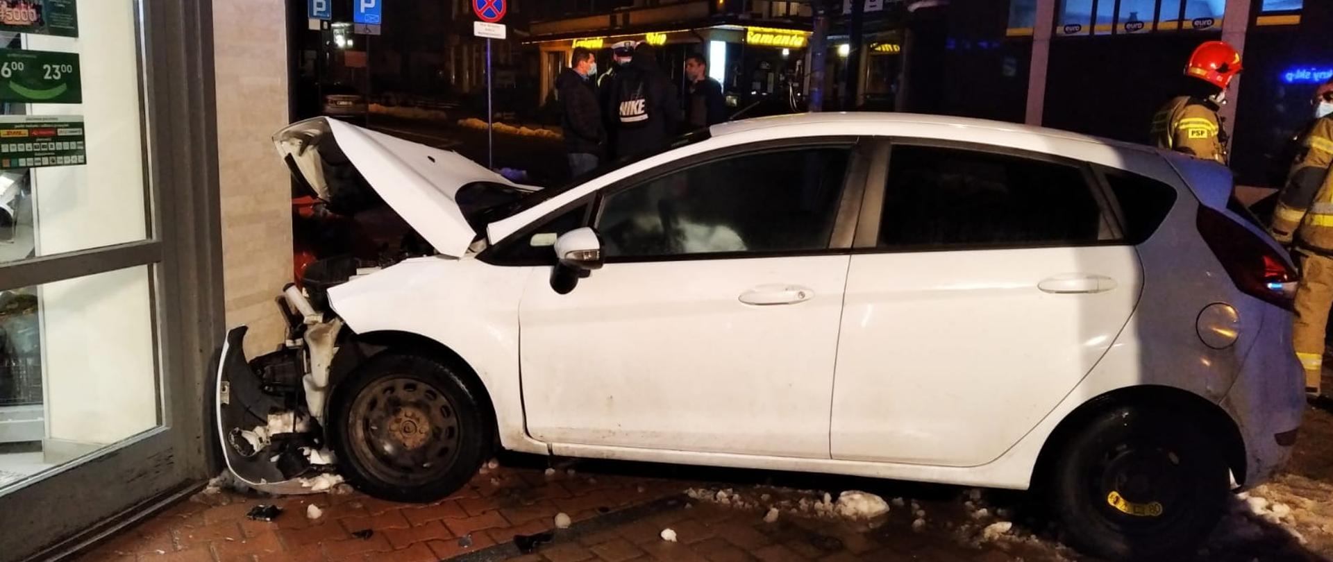 Zakopane – zderzenie dwóch samochodów osobowych na skrzyżowaniu. 
