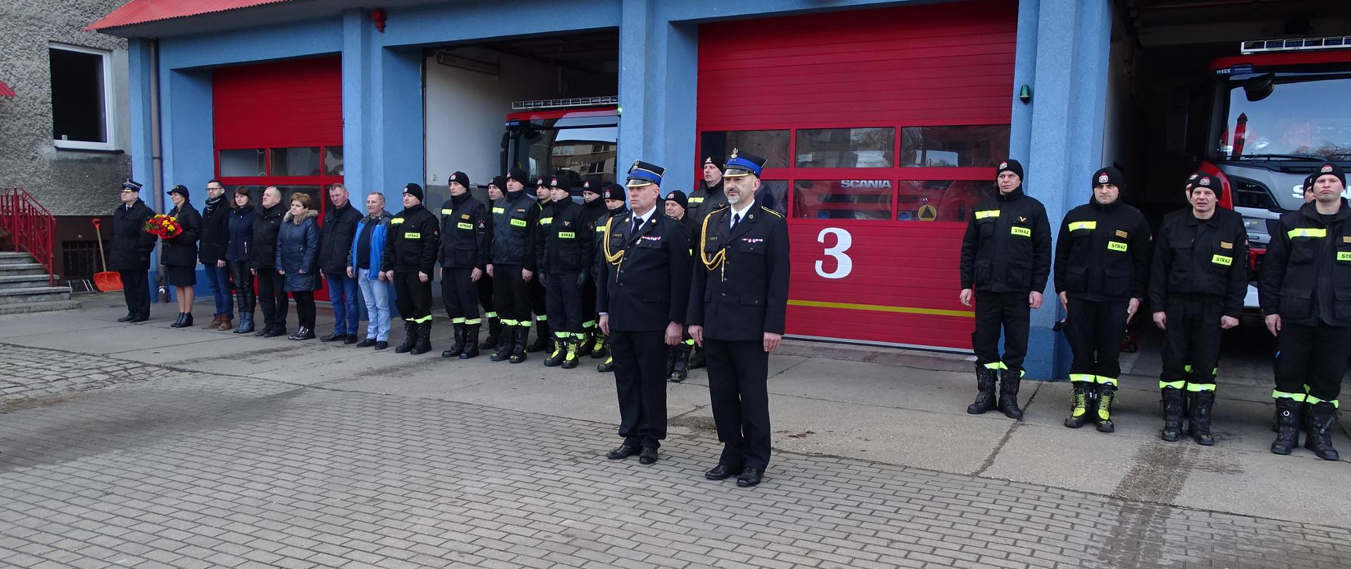 Uroczysta zbiórka w związku z odejściem na zaopatrzenie emerytalne dwóch funkcjonariuszy. 