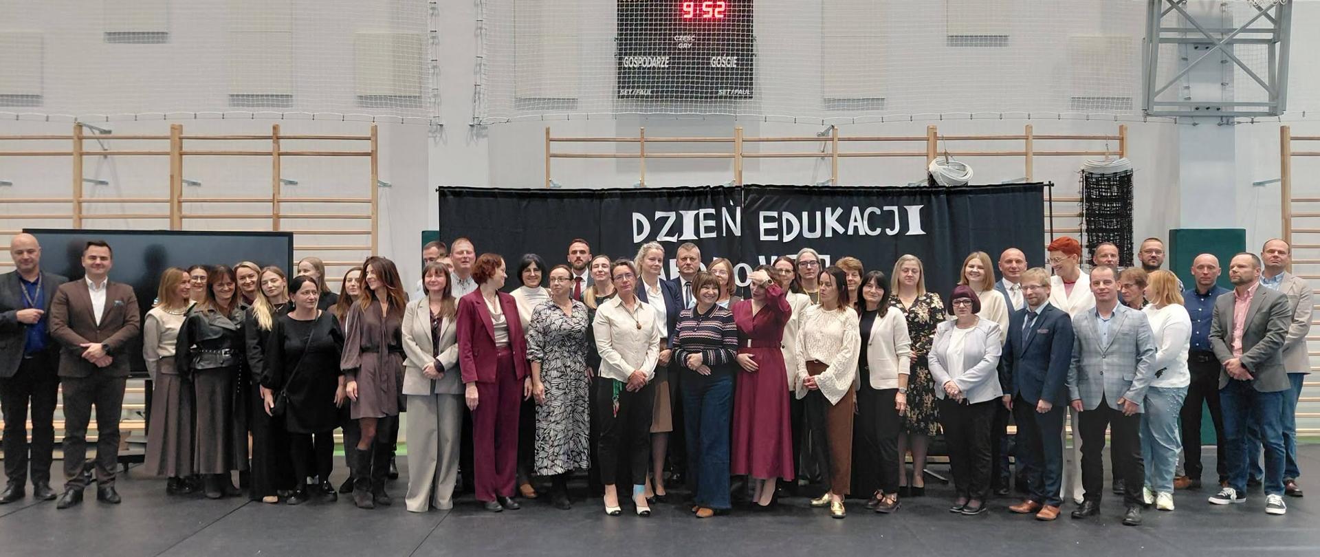 Zdjęcie całego grona pedagogicznego na apelu z okazji Dnia Nauczyciela
