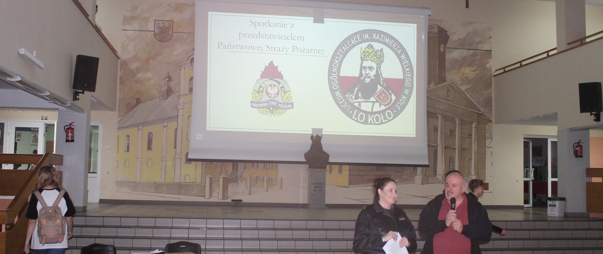 Zdjęcie przedstawia aulę Liceum Ogólnokształcące im. Kazimierza Wielkiego w Kole oraz prowadzących spotkanie 