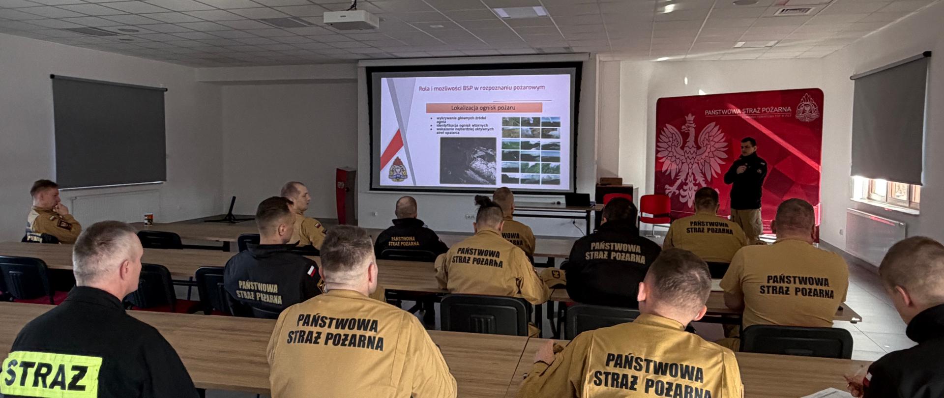 Na zdjęciu widnieją strażacy w trakcie szkolenia w obiekcie. 