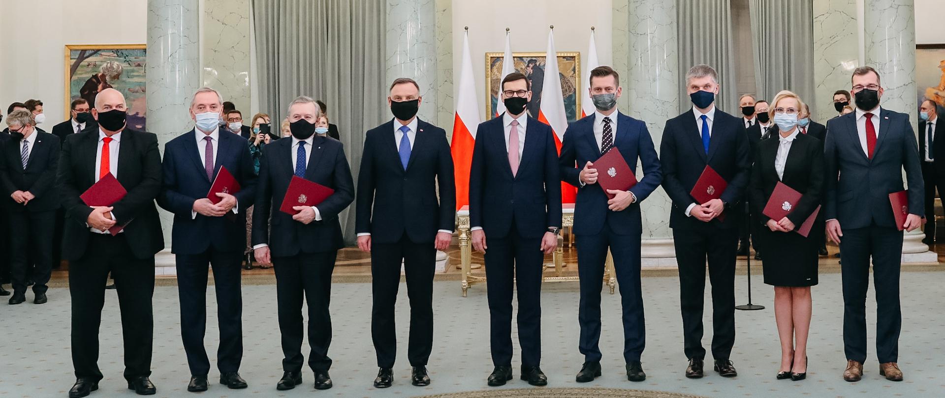 Prezydent Andrzej Duda i Premier Mateusz Morawiecki oraz nowo powołani członkowie Rady Ministrów.