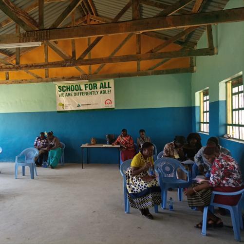 Szkoła dla wszystkich fot. Partners Polska - trwa szkolenie dla rodziców, w sali w podgrupach trwają rozmowy dorosłych osób