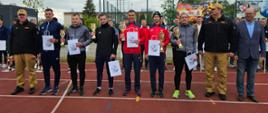 Zdjęcie grupowe z pucharami