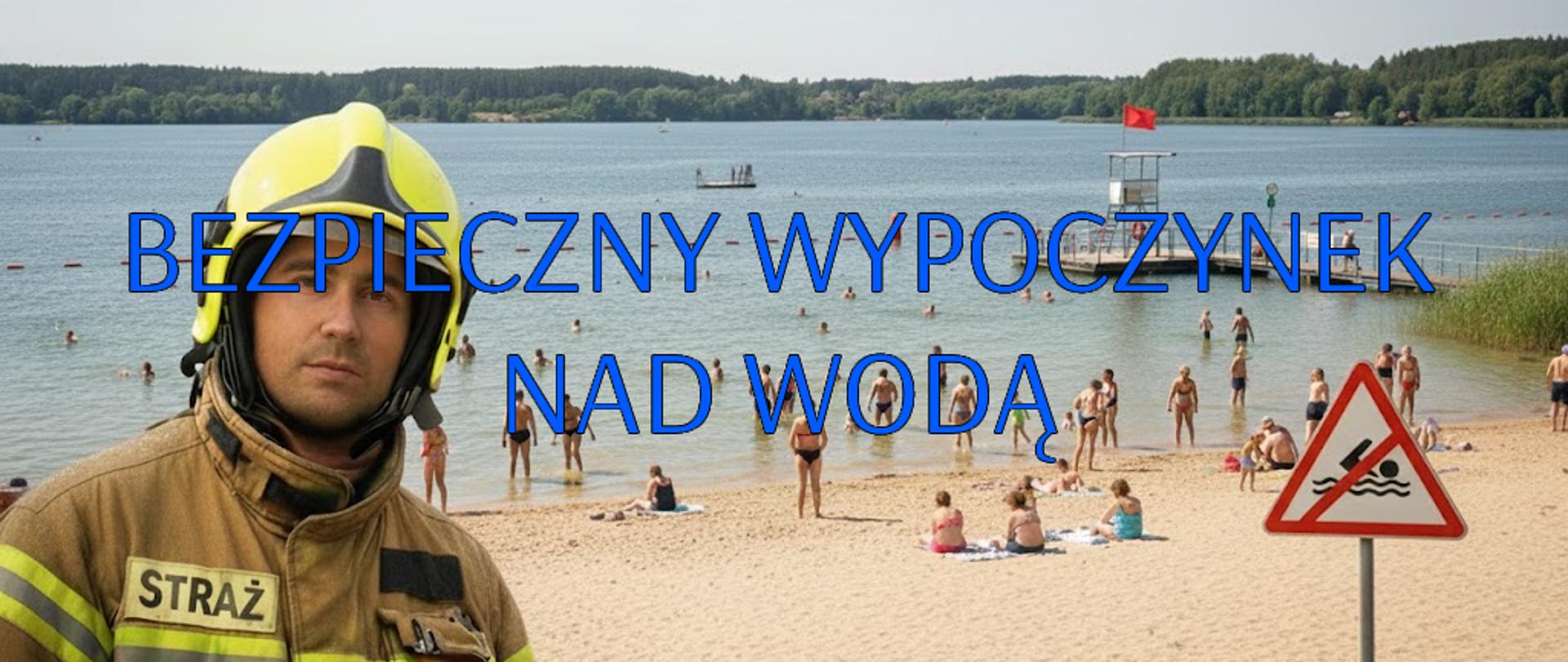 Po lewej stronie znajduje się portret strażaka w ujęciu od pasa w górę. Strażak ma na sobie czysty, profesjonalny mundur bojowy w kolorze piaskowym (beżowym) z wyraźnym czarnym napisem „STRAŻ” na żółtym tle. Na głowie ma żółty hełm strażacki. Jego postawa jest poważna, a wzrok skierowany prosto w stronę widza. Mundur jest suchy, bez śladów śniegu czy wody.
Drugi plan (Centrum): Za plecami strażaka rozciąga się widok na słoneczną, piaszczystą plażę i spokojną taflę błękitnej wody. Na plaży widoczne są sylwetki wypoczywających ludzi oraz kolorowe parasole. Woda jest czysta, a niebo bezchmurne i jasne.
Element ostrzegawczy (Prawa strona): Na powierzchni wody, po prawej stronie zdjęcia, unosi się biała tablica ostrzegawcza w formie boi lub znaku na słupku. Na tablicy widnieje czarny piktogram przedstawiający postać płynącego człowieka, który jest wyraźnie przekreślony grubą, czerwoną linią (znak zakazu kąpieli).
Stylistyka i cel: Fotografia jest utrzymana w ciepłej, letniej kolorystyce z wysokim nasyceniem barw. Zdjęcie ma charakter edukacyjno-prewencyjny – obecność strażaka i znaku zakazu ma przypominać o zachowaniu zasad bezpieczeństwa nad wodą i korzystaniu tylko ze strzeżonych kąpielisk.