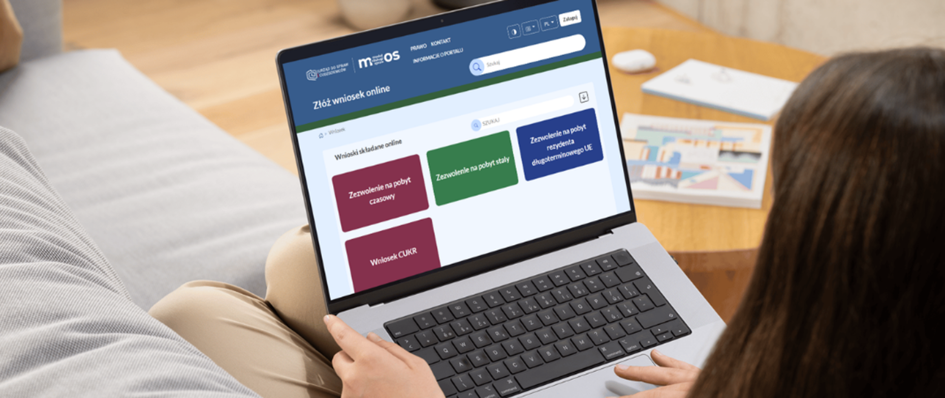 osoba z laptopem na którym uruchomiony jest moduł obsługi spraw cudzoziemców