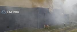 Zdjęcie przedstawia kompleks budynków firmy Ciarko podczas pożaru.