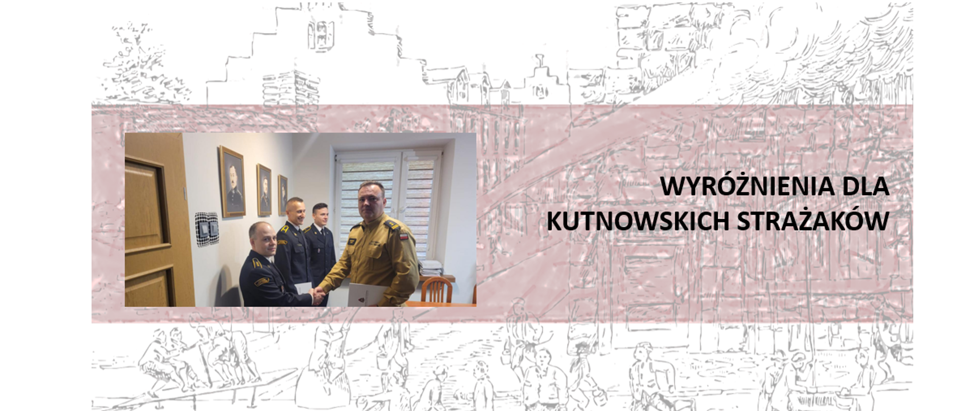 Strażacy ubrani w mundury wyjściowe odbierają wyróżnienia, które wręcza im Komendant Powiatowy w swoim gabinecie