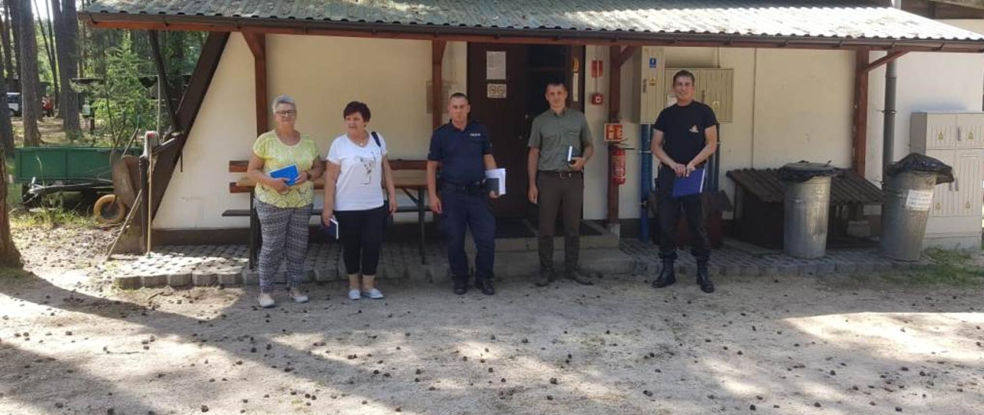 Uczestnicy spotkania organizacyjnego podczas kontroli obiektów, sprawdzane są gaśnice, oznakowanie obiektów i urządzeń przeciwpożarowych