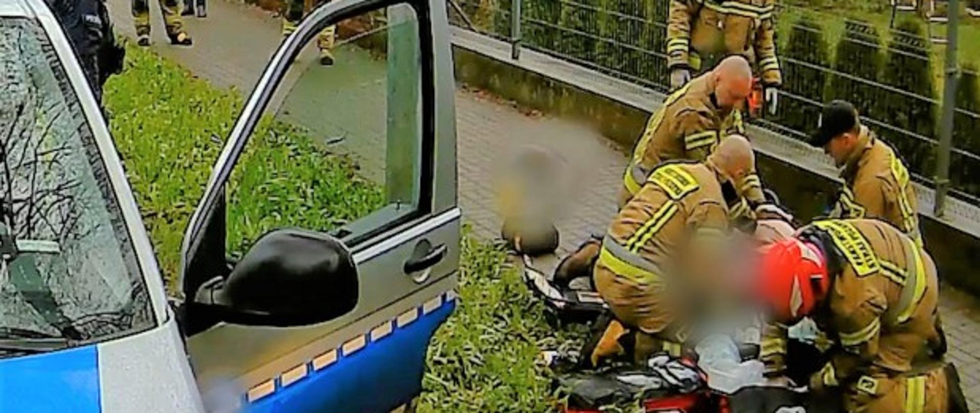 Strażacy ratujący życie mężczyźnie