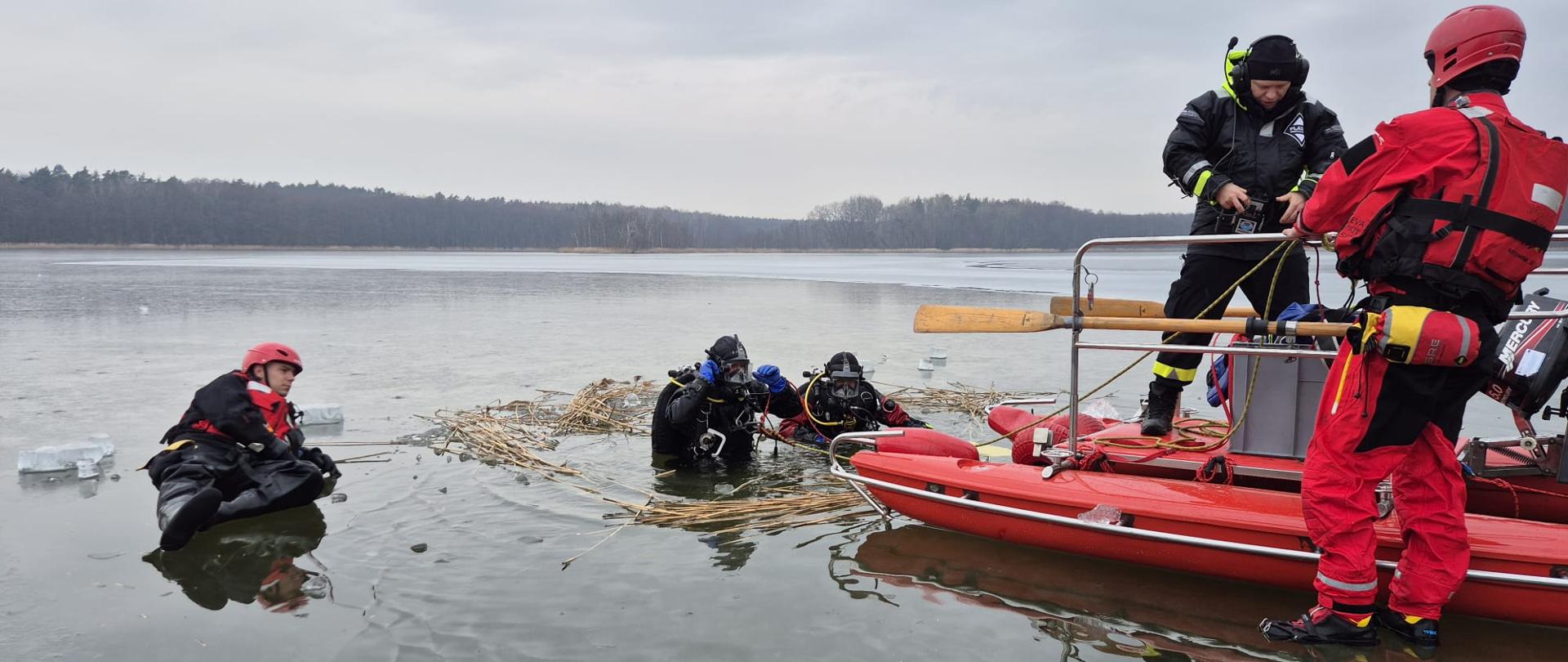 Nurkowie przygotowujący się do zejścia pod wodę