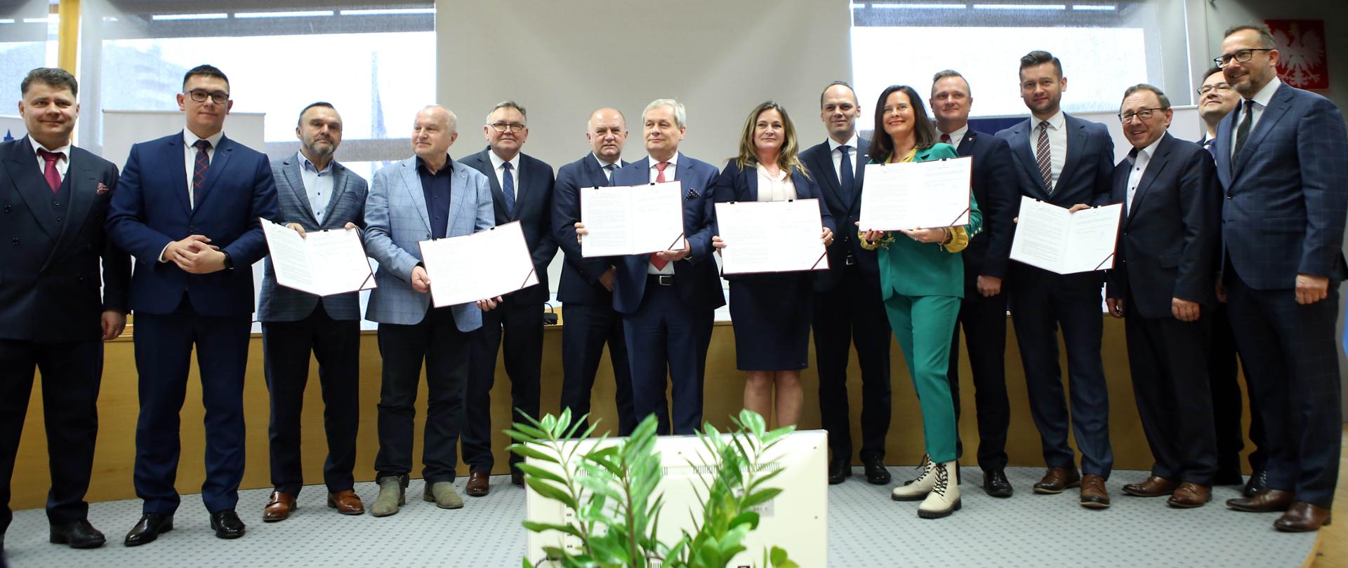 Wiceminister infrastruktury Rafał Weber podczas konferencji prasowej zorganizowanej w związku z podpisaniem umów na dofinansowanie z Rządowego Funduszu Rozwoju Dróg budowy trzech obwodnic w województwie opolskim: Nysy, Strzeleczek oraz Głogówka.