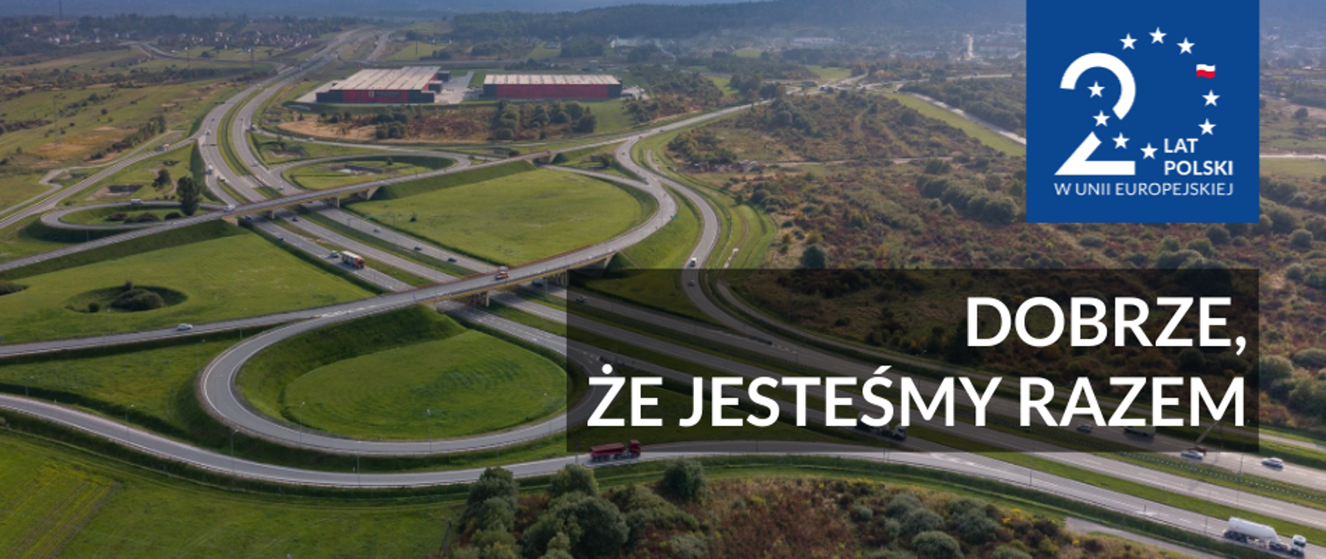 Węzeł drogowy z lotu ptaka i logo 20 lat Polski w UE