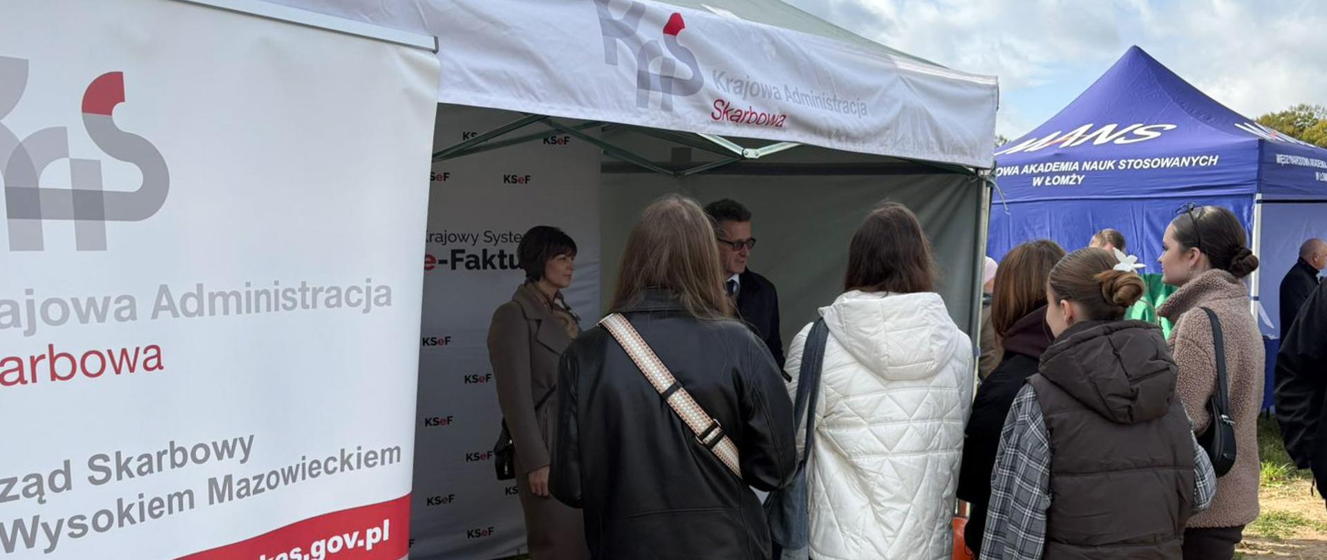 Stoisko informacyjne dot. Krajowego Systemu e-Faktur podczas targów ogrodniczych w Szepietowie