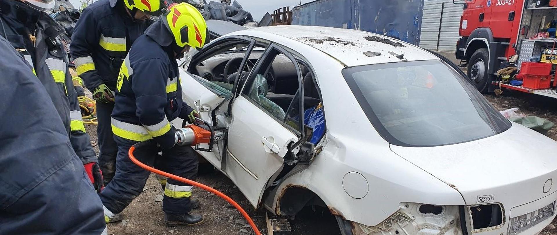 Ćwiczenia doskonalące techniki ratownictwa drogowego