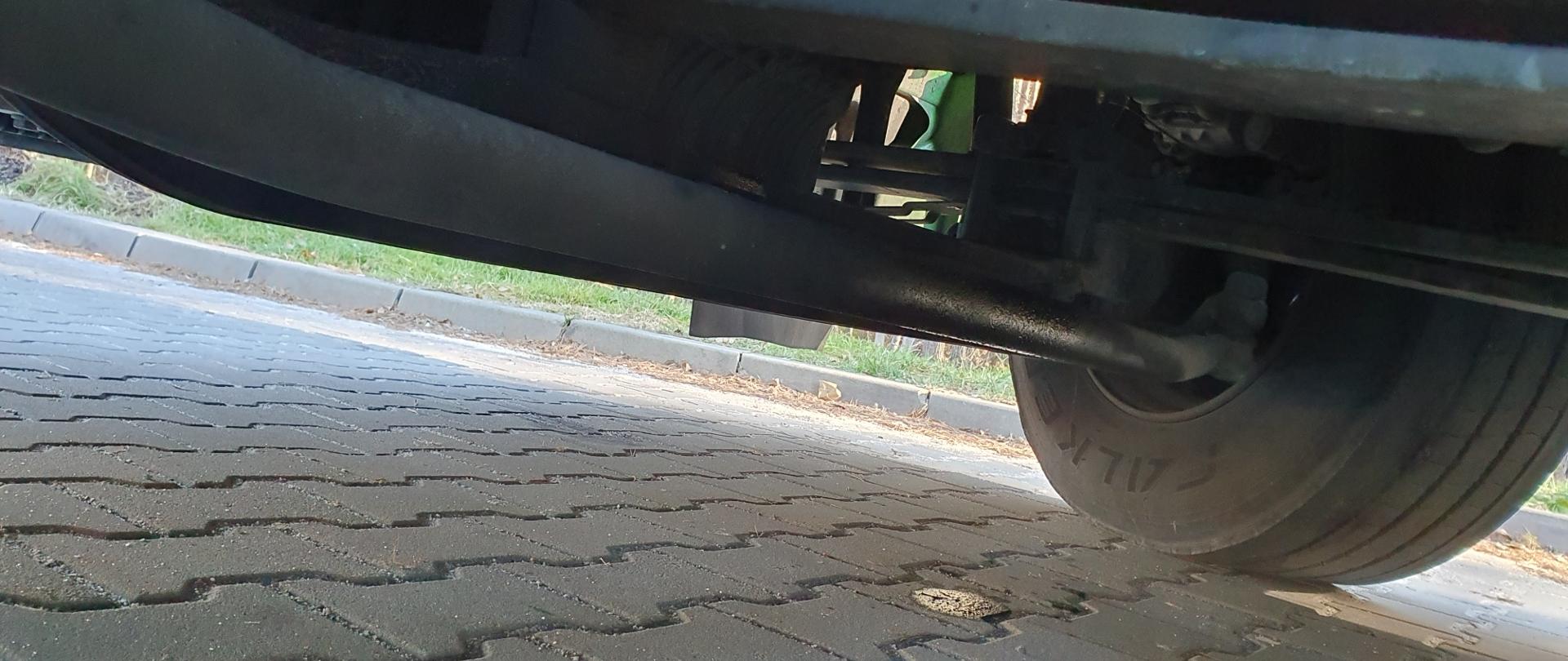 Wyciek ciemnej substancji oleistej z silnika pojazdu ciężarowego 