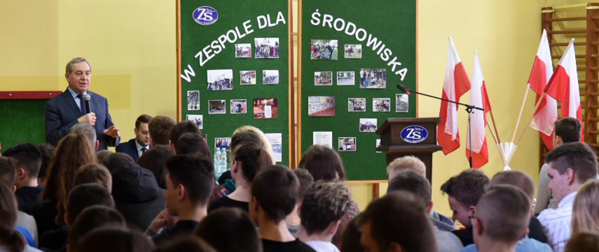 Minister Henryk Kowalczyk podczas lekcji ekologicznej