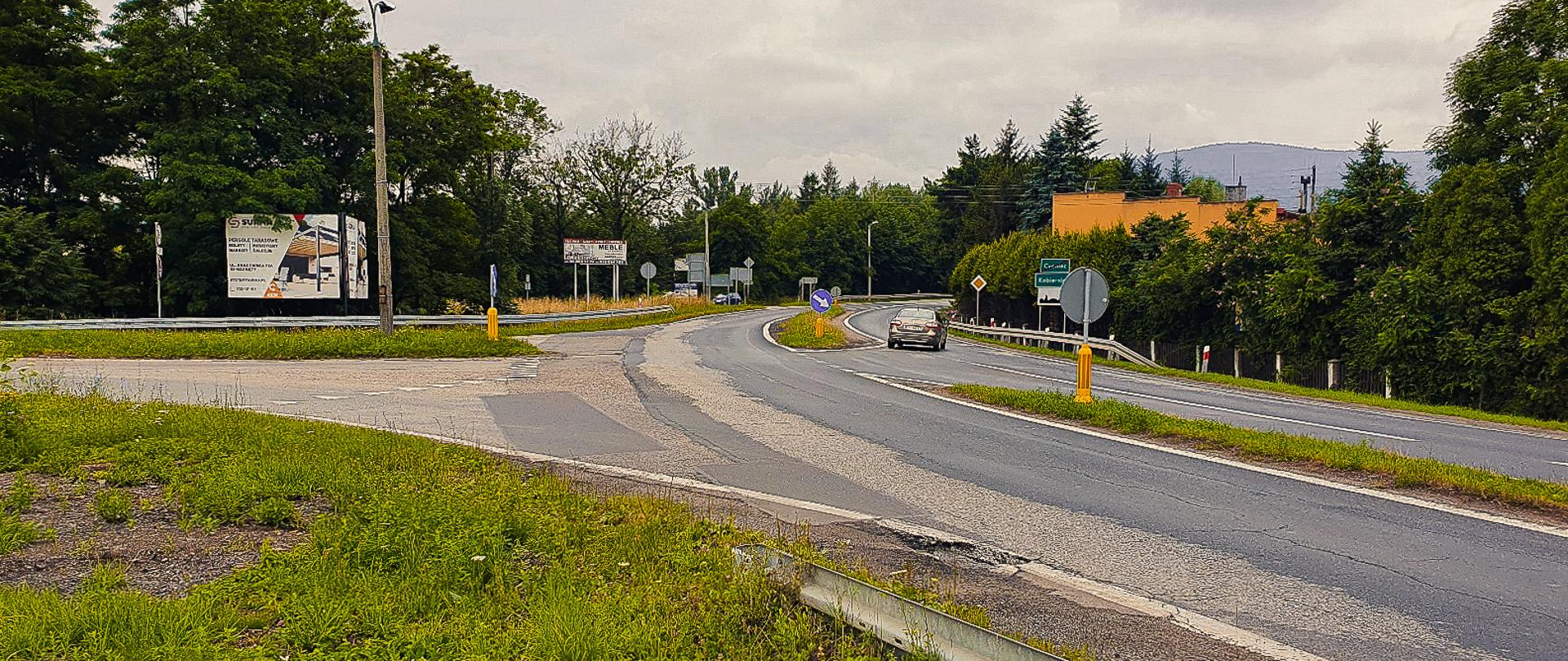 Skrzyżowanie DK52 z drogami powiatowymi Czaniec – Roczyny - Andrychów oraz Czaniec - Porąbka. 