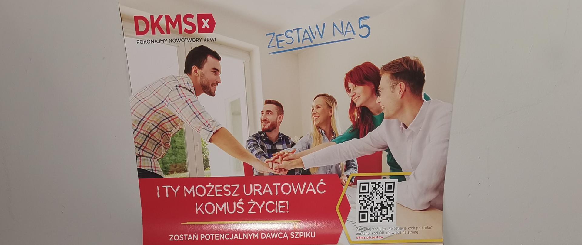 Zdjęcie przedstawia rozłożone koperty z napisem zestaw na 5. Na czerwonych chorągiewkach napis Zapraszamy na dzień dawcy Szpiku. 