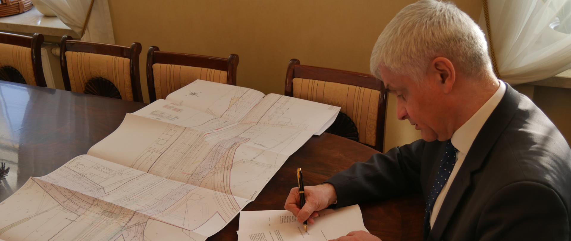 Wojewoda podpisuje decyzję