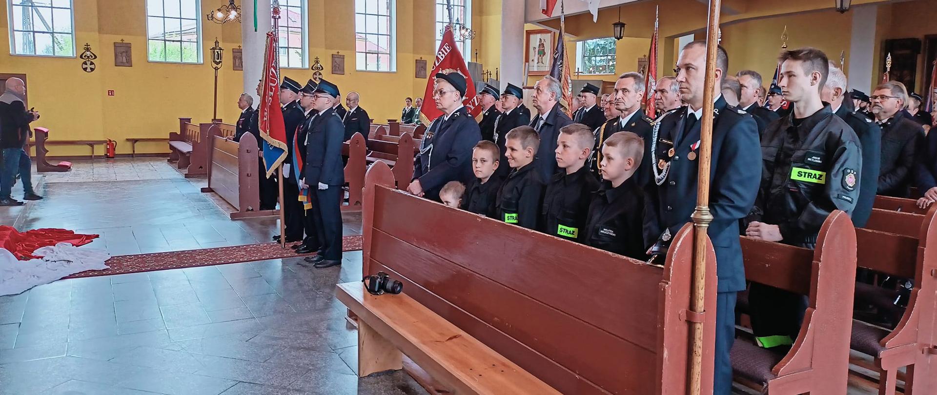 Na zdjęciu uczestnicy uroczystej Mszy Świętej z okazji 110 lecia Ochotniczej Straży Pożarnej w Pruszczu