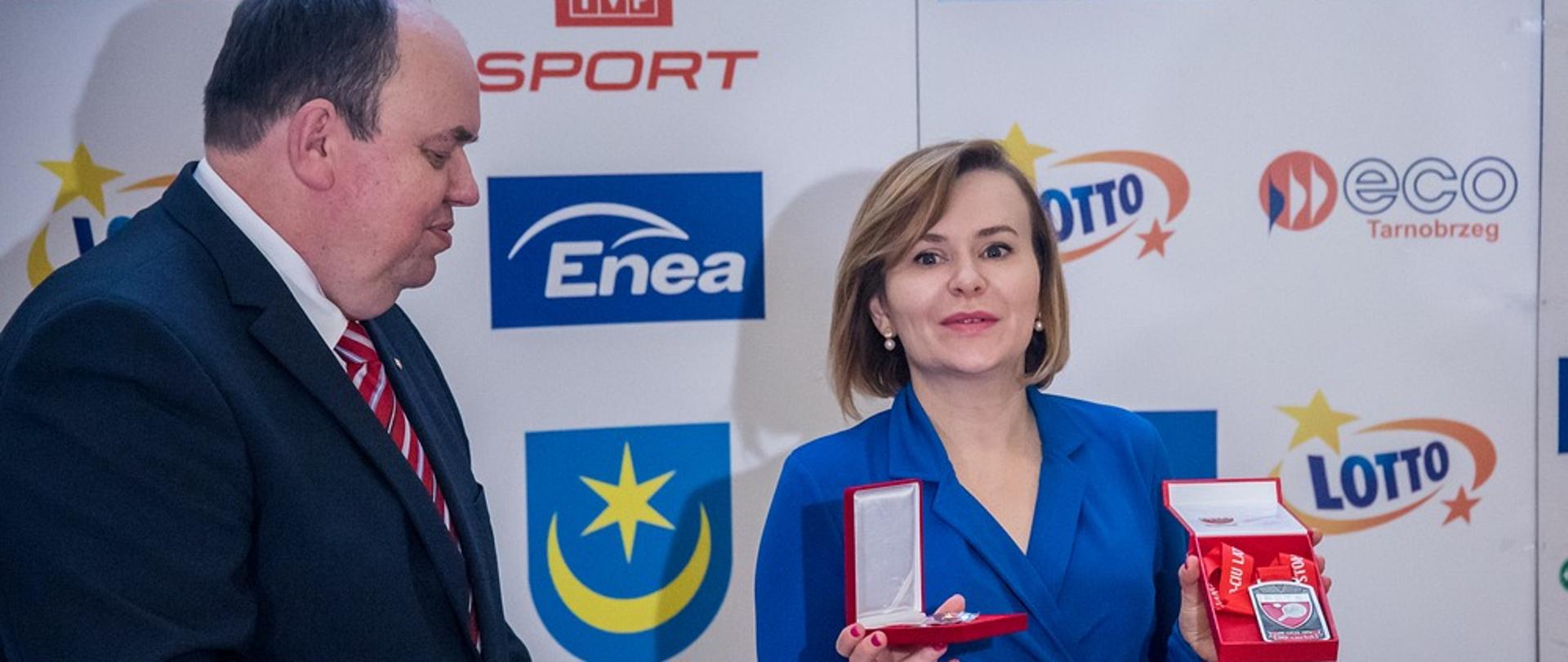 Wiceminister Anna Krupka wzięła udział w uroczystości wręczenia złotego medalu mistrzyniom Polski z Tarnobrzega fot. KTS Enea