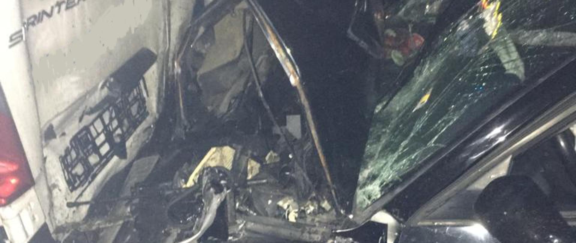 Kierujący samochodem koloru ciemnego marki Audi nie zachował bezpiecznej odległości i uderzył w tył białego busa marki Mercedes.