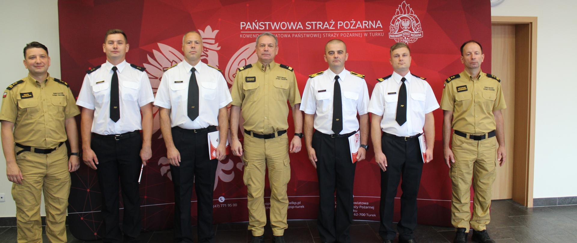 STRAŻACY NA UROCZYSTEJ ZBIÓRCE W KOMENDZIE POWIATOWEJ PAŃSTWOWEJ STRAŻY POŻARNEJ W TURKU