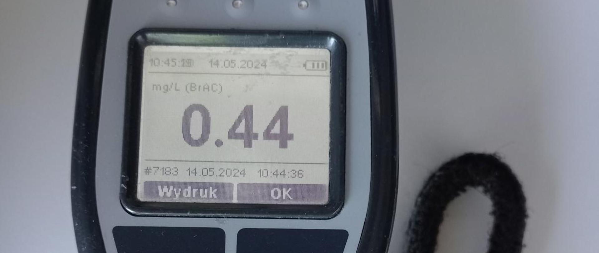 Alkomat alcoquant z wskazaniem 0.44 miligrama na litr.