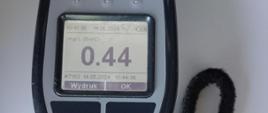 Alkomat alcoquant z wskazaniem 0.44 miligrama na litr.