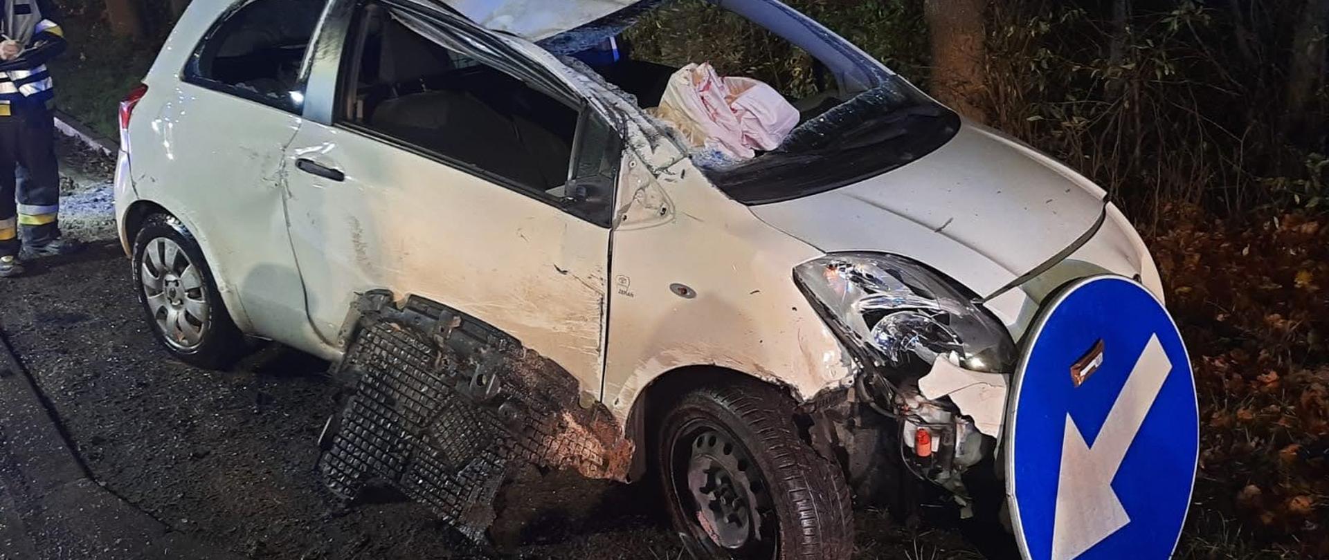 Uszkodzony samochód osobowy, biała Toyota Yaris