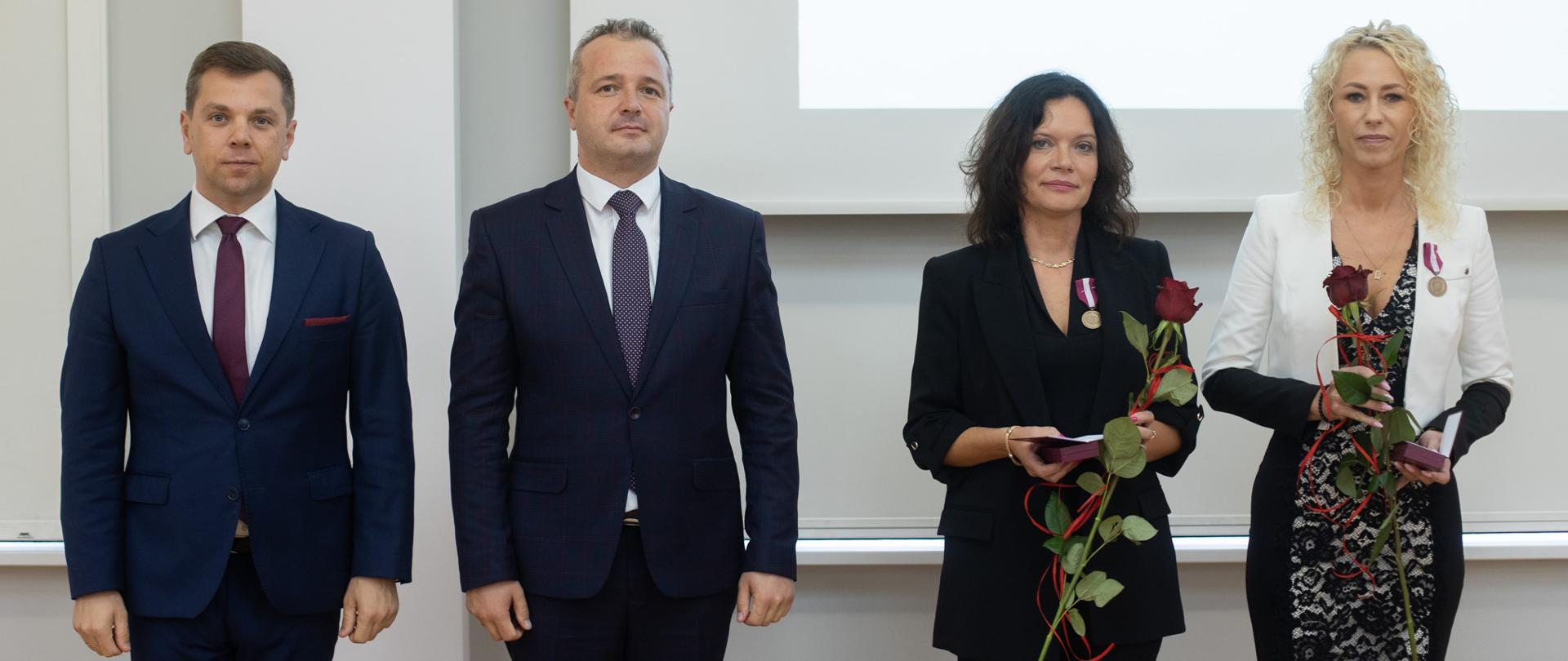 Wojewoda Mikołaj Bogdanowicz podczas wręczenia odznaczeń państwowych wyróżniającym się pracownikom Oddziału Zakładu Gazowniczego w Bydgoszczy