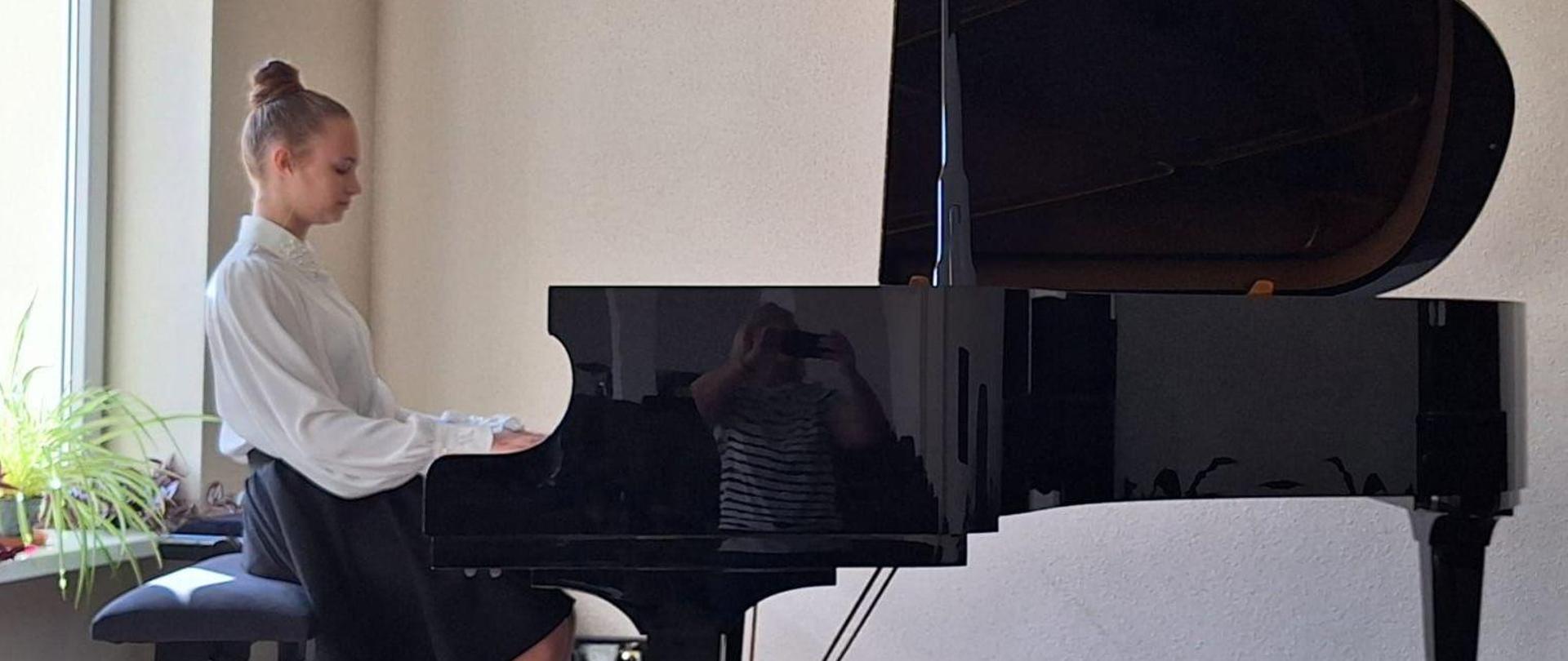 Iga Szumna gra na fortepianie