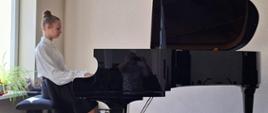 Iga Szumna gra na fortepianie