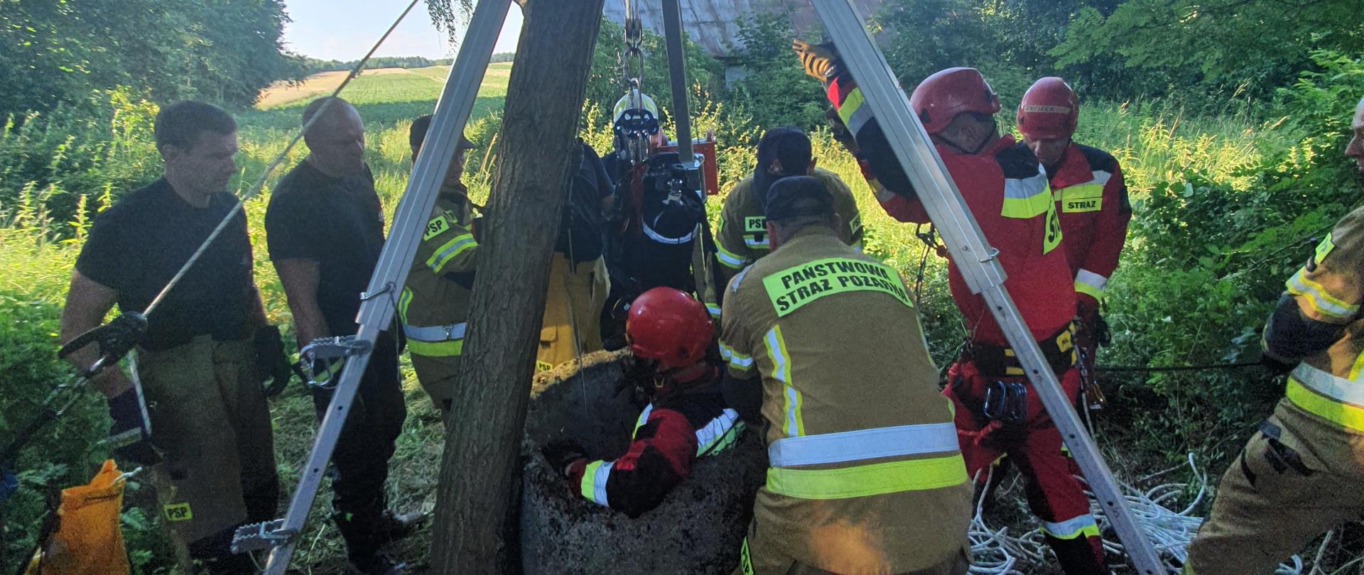 Poszukiwania mężczyzny - strażacy wydobywają ciało mężczyzny ze studni.
