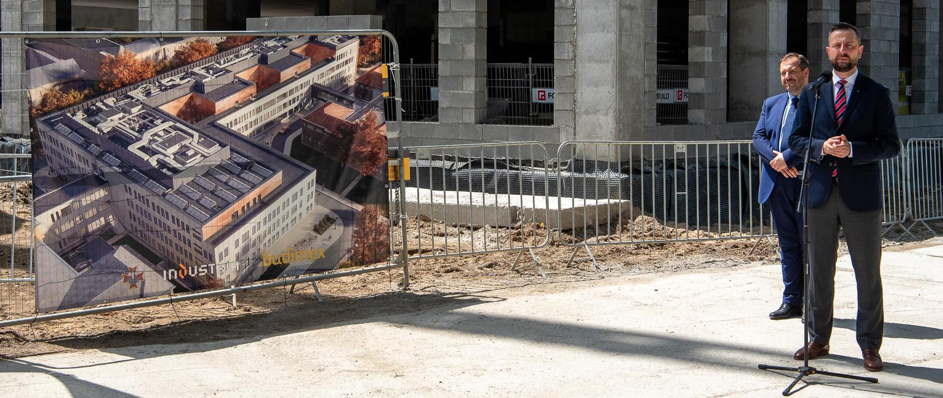 W piątek (24 maja br.) w wicepremier, minister obrony narodowej spotkał się z kadrą i pracownikami 5. Wojskowego Szpitala Klinicznego z Polikliniką SPZOZ w Krakowie.