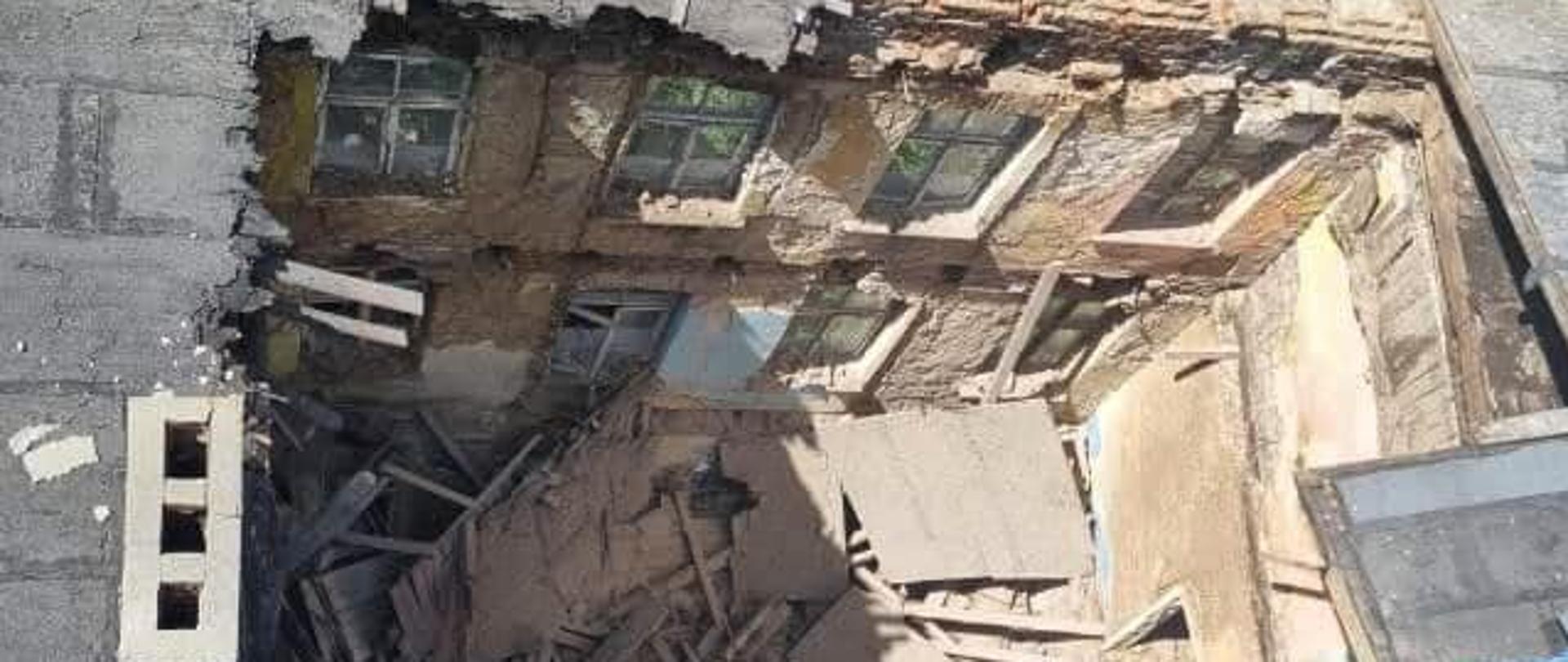 Dziura w dachu opuszczonej kamienicy spowodowana oberwaniem części stropu na najwyższej kondygnacji.