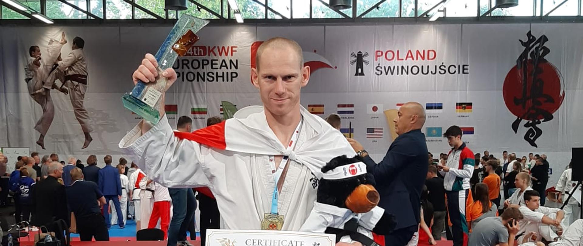 Tomasz Madej Mistrzem Europy w Karate Kyokushin - z medalem i pucharem