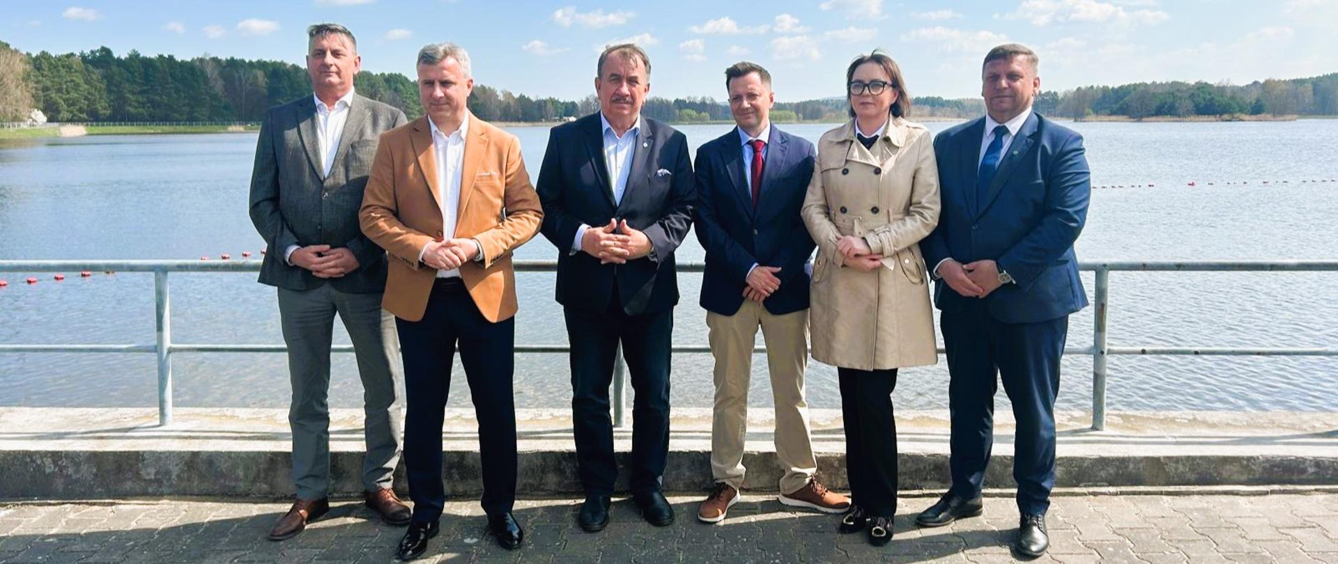 W piątek 17 kwietnia 2026 roku odbyło się spotkanie na zbiorniku Borków z udziałem m.in. prezesa Wód Polskich Mateusza Balcerowicza, Wicewojewody Świętokrzyskiego Michała Skotnickiego, burmistrza Miasta i Gminy Daleszyce Dariusza Meresińskiego oraz dyrektora RZGW w Krakowie Wojciecha Kozaka.