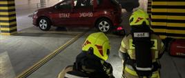 Ćwiczenia dotyczące pożaru auta elektrycznego w garażu podziemnym