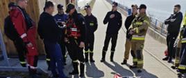 Ćwiczenia kazimierskich strażaków z zakresu ratownictwa lodowego i wodnego na zbiorniku retencyjnym w Kazimierzy Wielkiej.