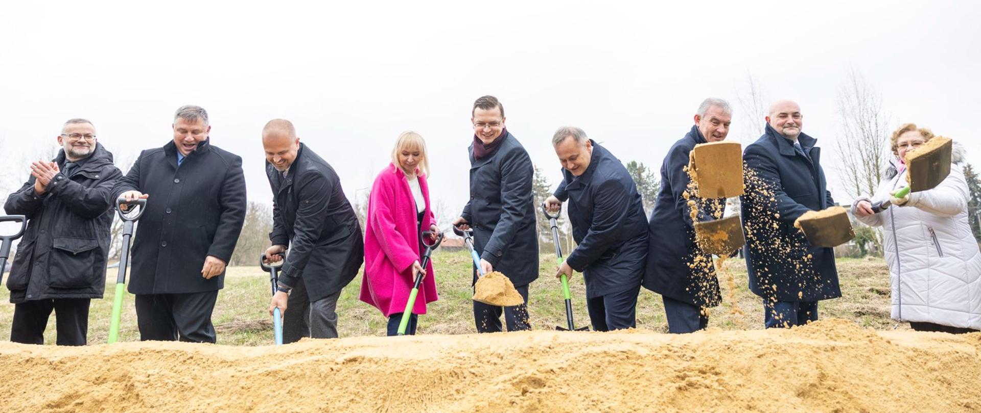 Wbicie łopaty w miejscu powstania Kompleksu Wierzeje przez uczestników konferencji 