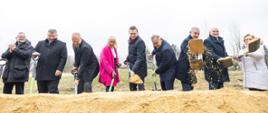 Wbicie łopaty w miejscu powstania Kompleksu Wierzeje przez uczestników konferencji 