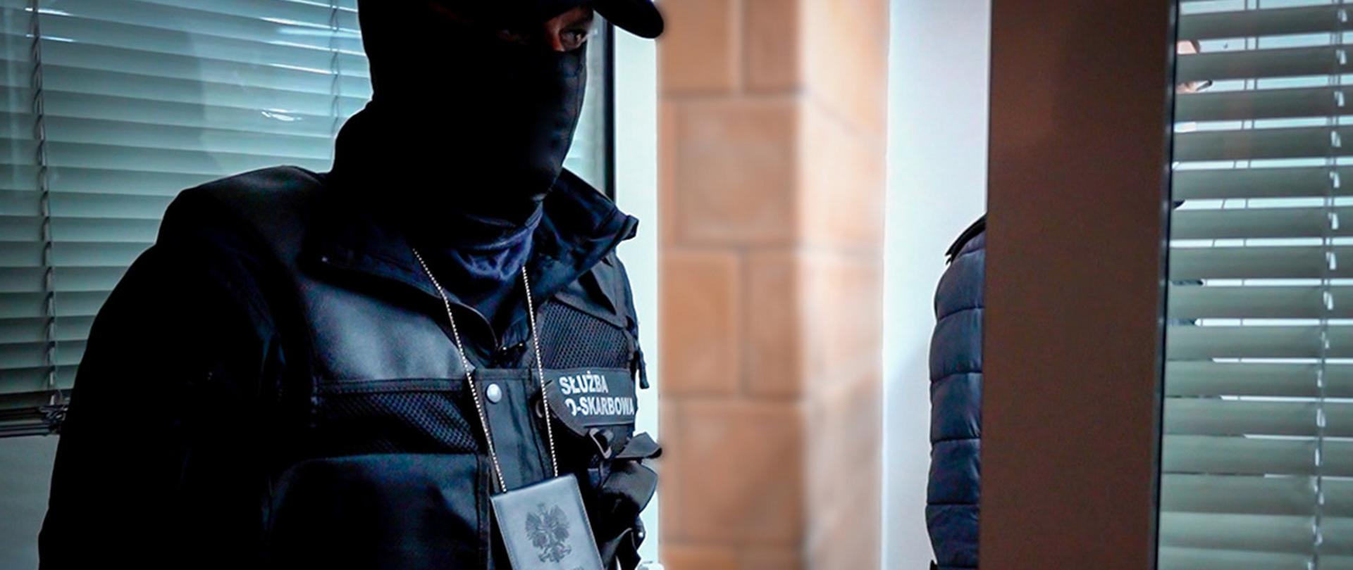 Zamaskowany funkcjonariusz Służby Celno-Skarbowej