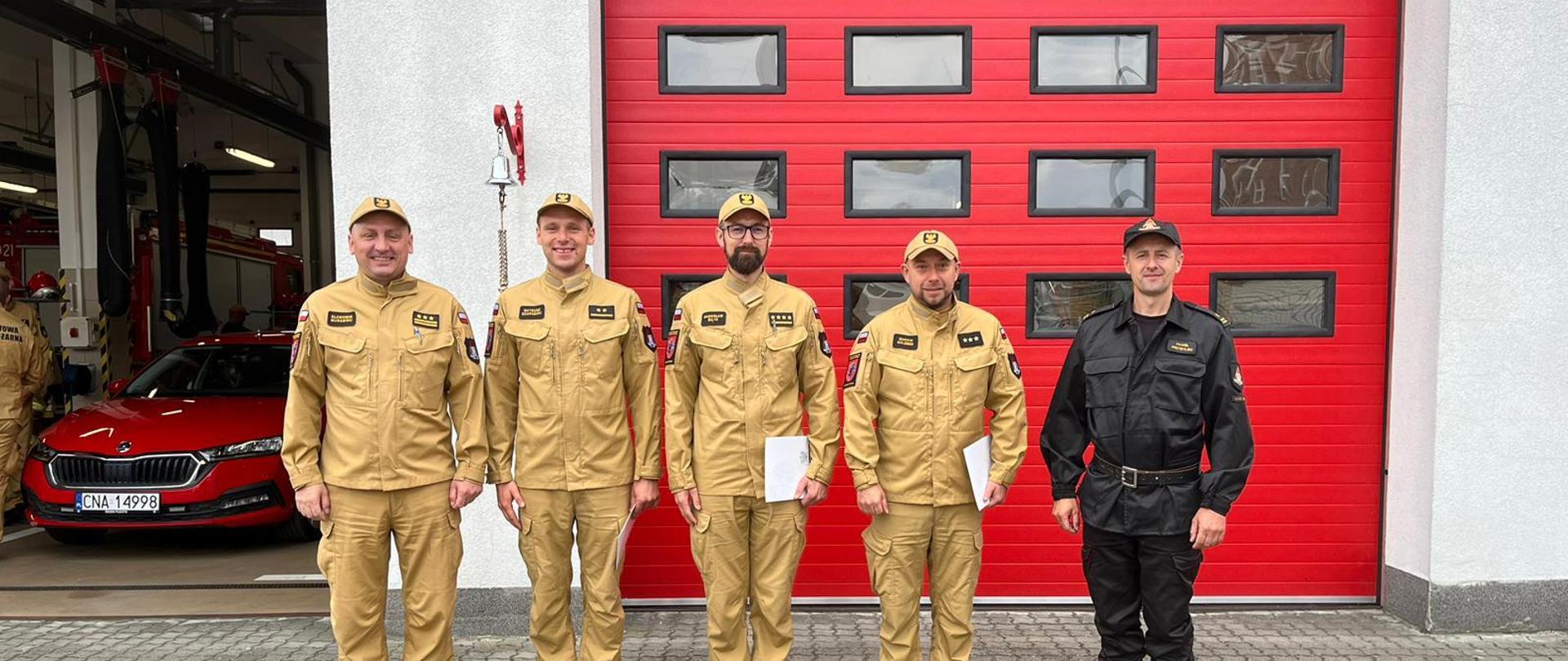 Na zdjęciu strażacy podczas uroczystej zmiany służby