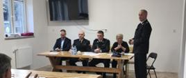 Na zdjęciu widoczni są funkcjonariusze z Ochotniczej Straży Pożarnej oraz przedstawiciel z Komendy Powiatowej Państwowej Straży Pożarnej w Ostrowcu Świętokrzyskim brygadier Paweł Jop